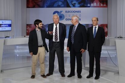 Pablo Bustinduy de Podemos, José Manuel García-Margallo del Partido Popular, José Borell del PSOE y Fernando Maura de Ciudadanos, antes del debate en el diario EL PAÍS.