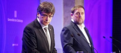 Puigdemont y Junqueras durante el anuncio de los cambios en su Gobierno.