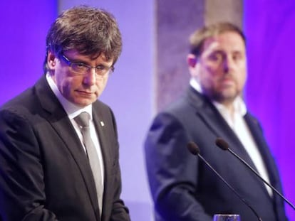 Puigdemont y Junqueras durante el anuncio de los cambios en su Gobierno.