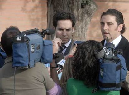 El abogado de Inmaculada Echevarría, Ignacio Fernández (derecha), y Federico Oloriz, amigo de la fallecida, hablan con los medios a su salida del cementerio de San José de Granada