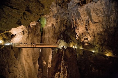 Las cuevas, esos fascinantes mundos subterráneos que hacen volar nuestra imaginación, son uno de los escenarios más intrigantes de la Tierra. Especialmente en <a href="https://elviajero.elpais.com/elviajero/2019/08/22/actualidad/1566472456_028127.html" target="_blank">Eslovenia</a>, primer país del mundo en obtener el certificado Green Destination, y cuyo principal patrimonio natural está en el subsuelo. Un ejemplo son las grutas de Skocjan (<a href="https://www.park-skocjanske-jame.si/en" target="_blank">park-skocjanske-jame.si</a>), un sistema de cavidades kársticas, erosionadas durante miles de años por el río Reka en su camino hacia el Adriático. Patrimonio mundial desde 1986, este laberinto de galerías trufadas de estalactitas y estalagmitas de hasta 15 metros, cascadas y cañones se puede visitar todo el año y así entender cómo vivían los hombres y mujeres de la prehistoria. Es necesario descender 500 escalones, hasta los 200 metros de profundidad, para iniciar un recorrido de tres kilómetros que atraviesa el puente Cerkvenik (en la foto), suspendido a 50 metros sobre el estruendoso caudal del Reka.
