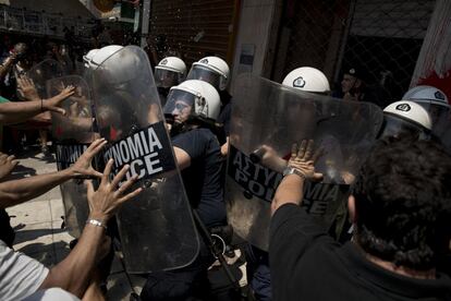 Trabajadores municipales se enfrentan a la policía antidisturbios en la entrada del Ministerio del Interior durante una protesta en Atenas (Grecia). El gobierno de Grecia ha instado a los recolectores de basura a volver a trabajar tras 10 días de protestas que han dejado enormes montones de basura alrededor de la ciudad. 