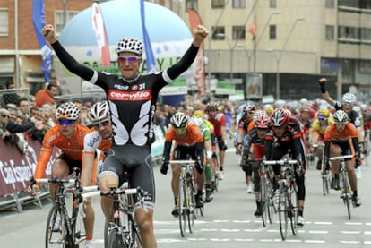 El holandés Theo Bos, ganador de la primera etapa, en el momento de entrar a meta