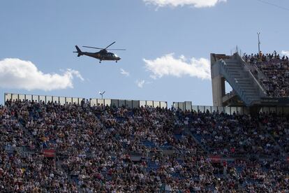 Un helicóptero sobrevuela Spotify Camp Nou con 90.000 espectadores, donde tienen lugar este domingo las finales de la Kings League.