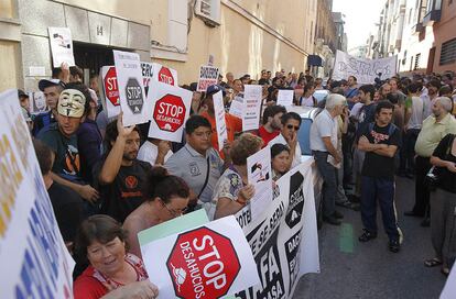 A la protesta se ha sumado la asociación de inmigrantes ecuatorianos Conade, que tiene experiencia en casos como este. De tres intentos, han logrado frenar dos casos de desahucio. Hoy han logrado otro éxito.