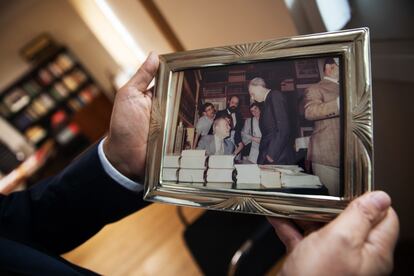 El expresidente del Gobierno sujeta una fotografía que le regalaron en la que aparece José Luis Borges hablando con su amigo Bioy Casares, en la Librería Casares de Buenos Aires.