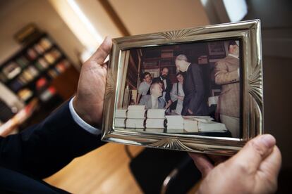 El expresidente del Gobierno sujeta una fotografía que le regalaron en la que aparece José Luis Borges hablando con su amigo Bioy Casares, en la Librería Casares de Buenos Aires. 