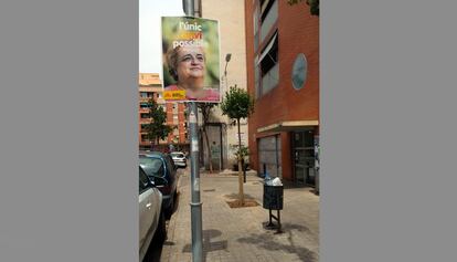 El carrer de Sant Oleguer, que porta de Sant Adrià a Badalona. Aquesta vegada el cartellista estaa pensant més en la rifa de Nadal que en les eleccions.