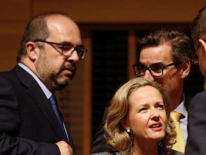 La ministra de Economía del Gobierno español, Nadia Calviño (c), conversa con el vicepresidente de la Comisión Europea responsable de estabilidad financiera, Valdis Dombrovskis, en Luxemburgo.