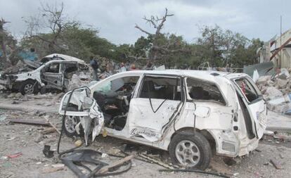 Coches destruidos tras un atentado en Mogadiscio cuya autor&iacute;a fue asumida por Al Shabab.