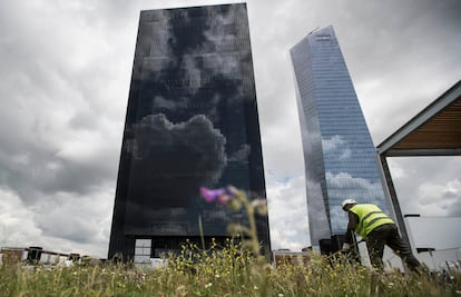 La Torre Caleido, desde la zona verde del campus.