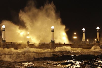 <b>Alerta roja</b>. El peor temporal vivido en años en la costa vasca hizo que se activara la máxima alerta. En la imagen, el puente del Kursaal, el pasado día 2.