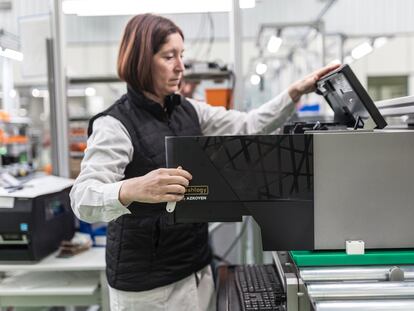 Una mujer supervisa la producción de maquinaria en una de las plantas de Azkoyen.