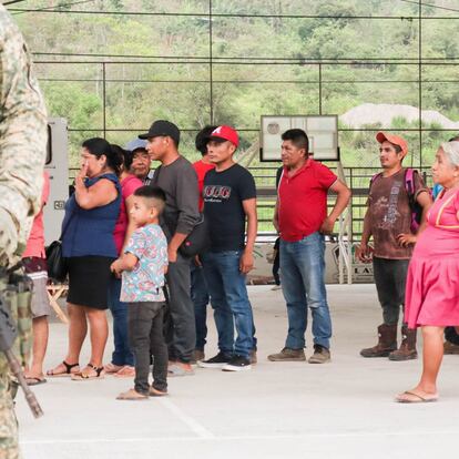 Elementos del Éjército resguardan a pobladores en el albergue de ejido Petalcingo en Chiapas, el 8 de junio 2024.