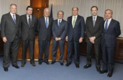 Salvador Gabarró, presidente de Gas Natural; Borja Prado (Endesa);Ignacio Galán (Iberdrola); Manuel Menendez ( EDPEspaña), y Miguel Antoñanzas (Eon España), en el relevo de Pedro Rivero por Eduardo Montes (en el centro) al frente de Unesa.