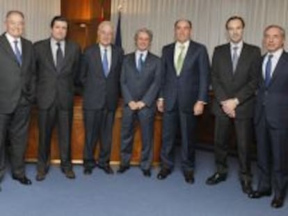 Salvador Gabarró, presidente de Gas Natural; Borja Prado (Endesa);Ignacio Galán (Iberdrola); Manuel Menendez ( EDPEspaña), y Miguel Antoñanzas (Eon España), en el relevo de Pedro Rivero por Eduardo Montes (en el centro) al frente de Unesa.