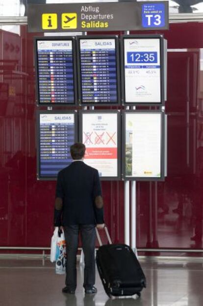 Un joven en la T3 del aeropuerto de Málaga-Costa del Sol.