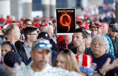 Un hombre sostiene un cartel de QAnon en un mitin de Donald Trump en Las Vegas, Nevada, EE UU, el pasado 21 de febrero.