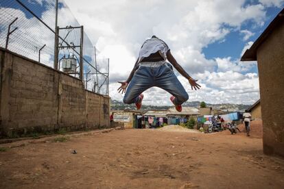 Ivan en Kibuli, gueto de la capital ugandesa, Kampala. Estos saltos son su energía, su reclamo y su fortaleza. Simbolizan la transformación, la superación y el anhelo de un presente mÁs elevado.