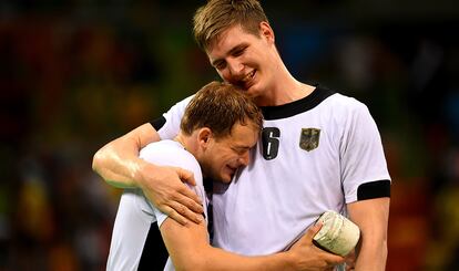 Paul Drux y Finn Lemke

Los jugadores de balonmano germanos se funden en un abrazo tras eliminar a la selección de Qatar en los cuartos de final de la competición.