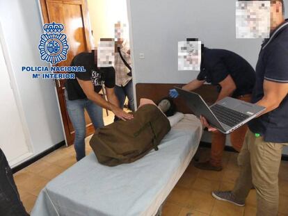 La policía reconstruye el crimen de la pensión de Santa Cruz de Tenerife con un maniquí.