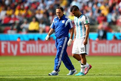 Agüero abandona a pie el partido contra Nigeria en el minuto 38