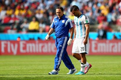 Ag&uuml;ero abandona a pie el partido contra Nigeria en el minuto 38 