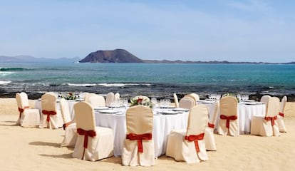 Mesas en la playa del Gran Hotel Atlantis Bahía Real, en Fuerteventura.