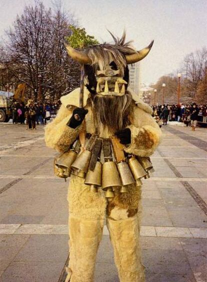 Uno de los participantes en el festival Masquerade de Sofía, Bulgaria
