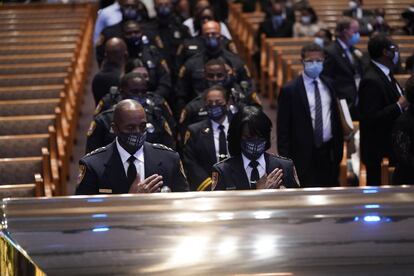 Miembros del departamento de policía de la Universidad del Sur de Texas acuden al funeral de George Floyd, en Houston (Estados Unidos). Cientos de personas se congregaron hoy en la iglesia The Fountain of Praise (La fuente de la alabanza) para despedir a George Floyd, el afroamericano que murió a manos de la policía a finales de mayo en Minneapolis.