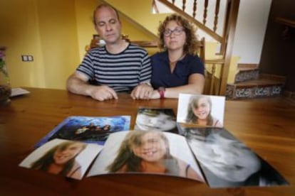 Los padres de la menor fallecida muestran fotograf&iacute;as de su hija