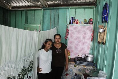 Susana Maria Cardona, de 33 años, posa con su hija Alejandra Ruby Cardona, de 12, en su casa de Tegucigalpa. Susana María estudió hasta los 17 años y es ama de casa. Le gustaría que su hija fuese médica pero la pequeña quiere ser abogada.