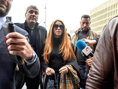 Shakira a su llegada al juzgado para ratificar la demanda de separación y el convenio sobre la custodia de sus hijos.