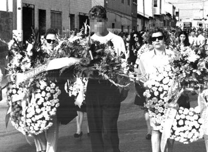 Cyril Jaquet porta flores durante el entierro de sus padres, en 1994.