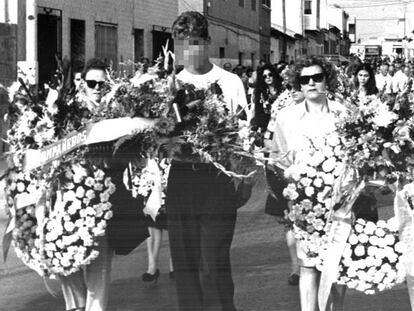 Cyril Jaquet porta flores durante el entierro de sus padres, en 1994.