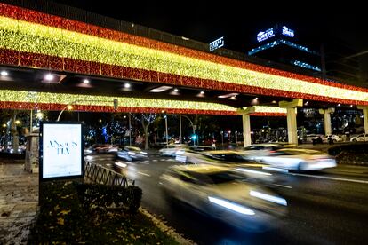 La bandera kilométrica que el ayuntamiento de Madrid encargó a Iluminaciones Ximénez. "Hemos hecho banderas para muchos países, pero esta es la más grande". | 