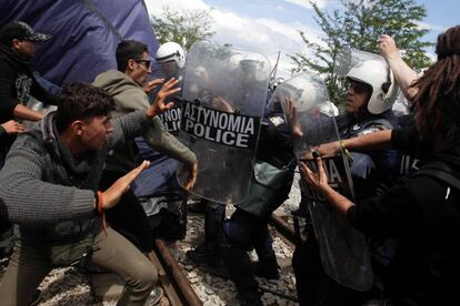 La policía griega se enfrenta, el pasado día 5, a un grupo de inmigrantes en un lugar próximo a Idomeni, cerca de la frontera con Macedonia,