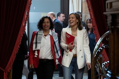 Las diputadas de En Comú Podem Susana Segovia (a la izquierda) y Jéssica Albiach entran al hemiciclo.