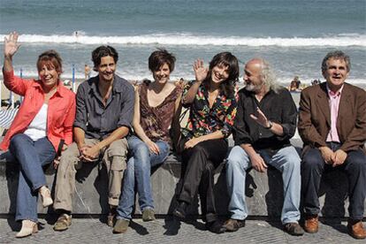 Sampietro, Botto, López de Ayala, Lenni, Armendariz y Atxaga posan en la playa de Zurriola de San Sebastián.