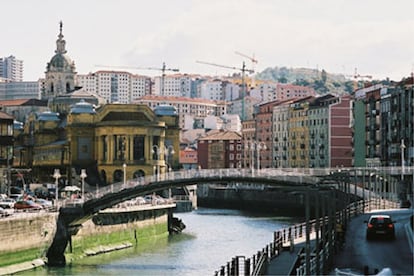 Edificado en piedra y ladrillo en la segunda mitad del siglo XIX tras ser demolido el inicial y rudimentario puente de madera. Fue destruido por las milicias republicanas en el asedio de las tropas franquistas a Bilbao. Tras la Guerra Civil fue reconstruido por Manuel Gil de Santibáñez.