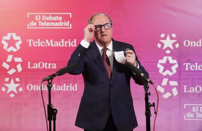 El candidato del PSOE a la presidencia de la Comunidad de Madrid, Ángel Gabilondo, tras el debate electoral en los estudios de Telemadrid.