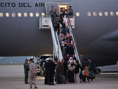 Hispano-palestinos y sus familiares evacuados de Gaza llegan a la Base de la Fuerza Aérea de Torrejón de Ardoz, en las afueras de Madrid, este jueves.