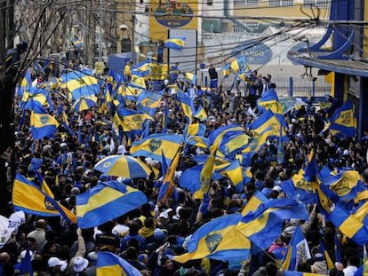 Aficionados de Boca se reunieron ayer en La Bombonera para que Riquelme cambiase su decisión de dejar el equipo.