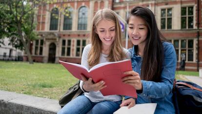 Dos estudiantes en un campus universitario.