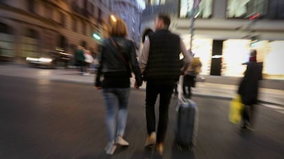 Dos turistas con maletas en el centro de Madrid.