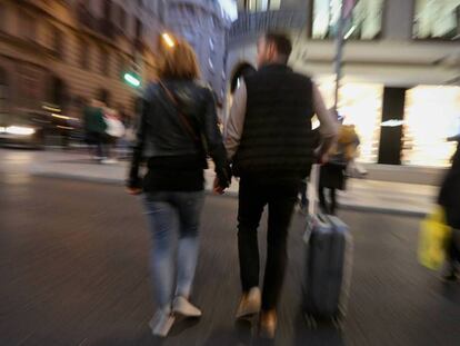 Dos turistas con maletas en el centro de Madrid.