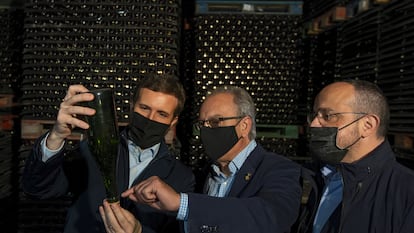 Pablo Casado, junto a Josep Tutusaus, alcalde de Pontons,  y el presidente del PP catalán Alejandro Fernández durante su visita a una bodega de cava. (Efe)