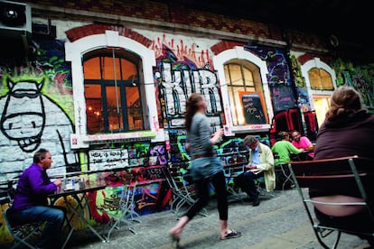 Propuestas europeas para el fin de semana siguiendo el libro de 'The New York Times' titulado '36 Hours, 125 weekends in Europe' (y editado por Taschen, www.taschen.es). En esta imagen, la terraza del restaurante Sous le Pont, en Berna (Suiza), en cuyas mesas se mezclan 'punkies' con ejecutivos.