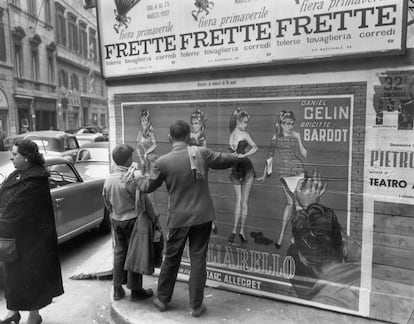 Un póster de 'Deshojando la margarita', película protagonizada por Brigitte Bardot en Roma