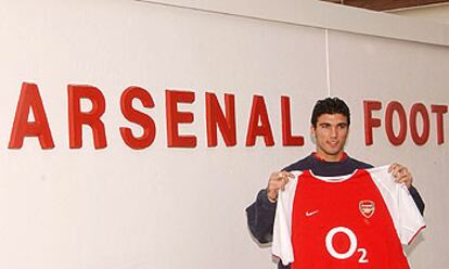 Reyes muestra, feliz, la camiseta del Arsenal en su primer acto oficial en el club londinense.